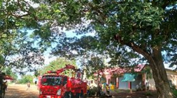 กิจกรรมบำเพ็ญประโยชน์ในการตัดต้นไม้สองข้างทาง