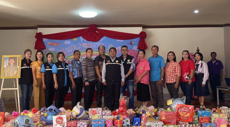 นายอมรวัฒน์ โสบกระโทก นายกองค์การบริหารส่วนตำบลบ้านใหม่ ได้มอบขนมและอุปกรณ์กีฬาเนื่องในวันเด็กแห่งชาติ