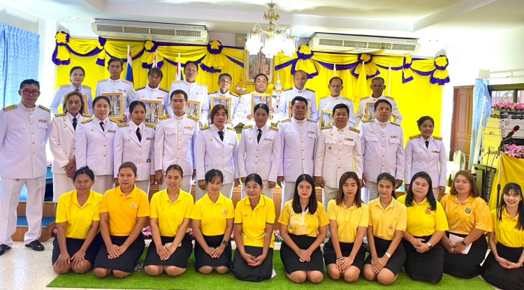 วันศุกร์ที่ 24 พฤษภาคม 2567 องค์การบริหารส่วนตำบลบ้านใหม่ ได้จัดทำพิธีมอบพระบรมฉายาลักษณ์ พระบาทสมเด็จพระเจ้าอยู่หัว ที่ฉายกับสมเด็จพระนางเจ้าฯ พระบรมราชินี